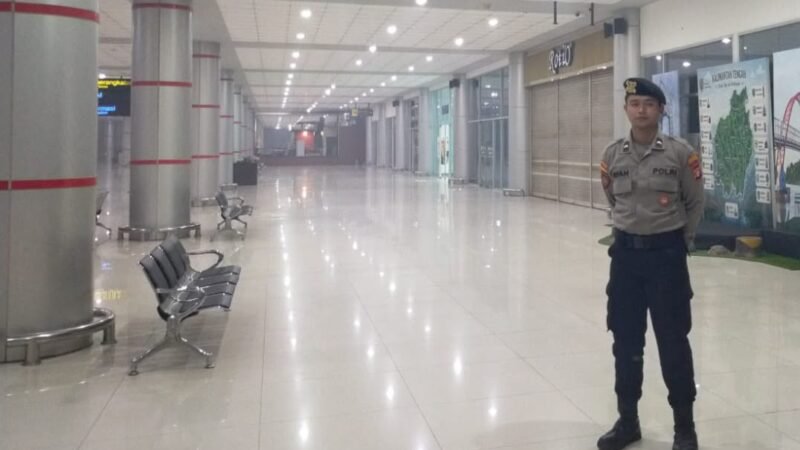 Jaga di Bandara Tjilik Riwut, Anggota Satpamobvit Polresta Palangka Raya Kedepankan Sikap Humanis