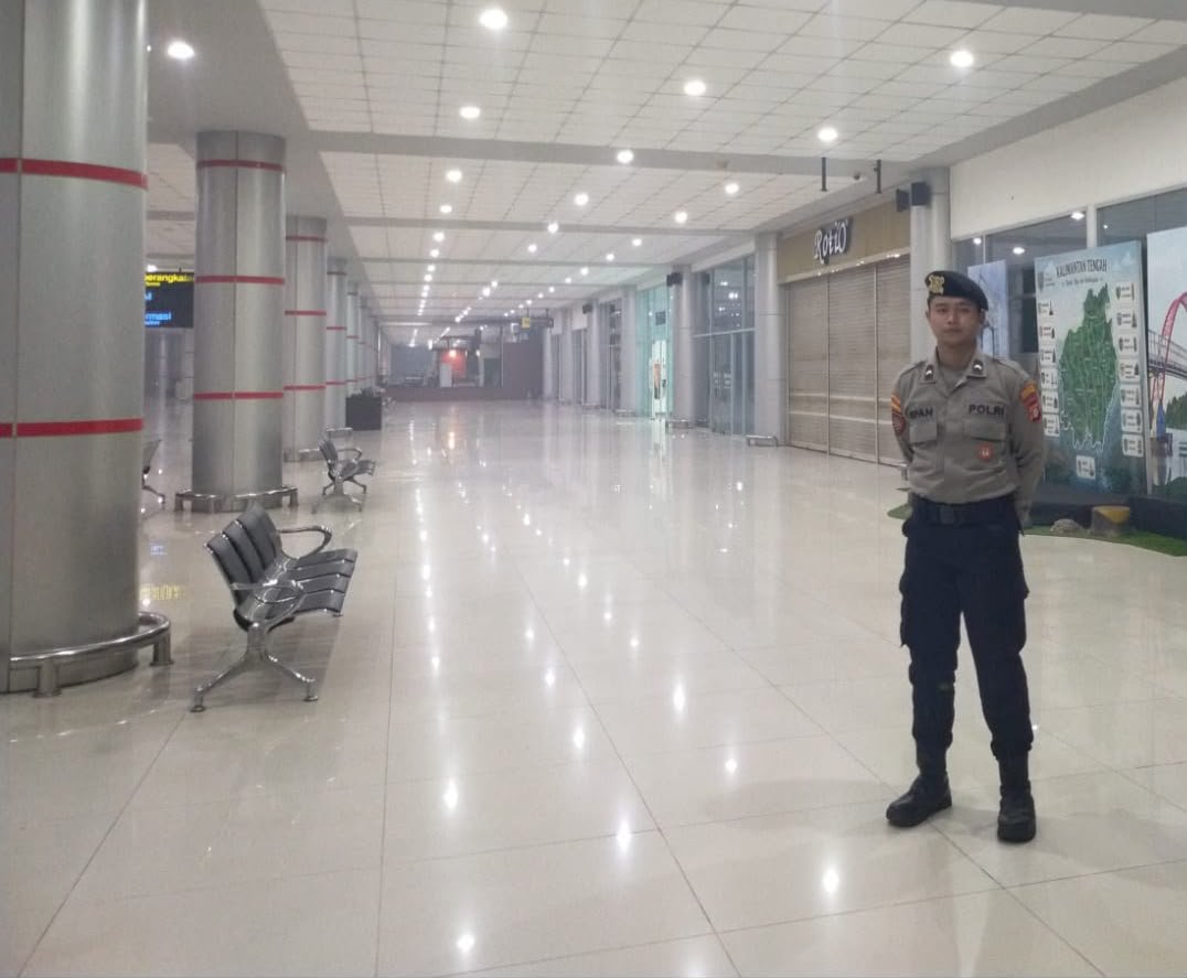 Jaga di Bandara Tjilik Riwut, Anggota Satpamobvit Polresta Palangka Raya Kedepankan Sikap Humanis