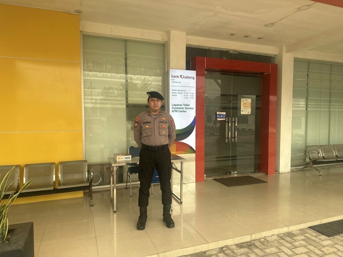 Satpamobvit Polresta Palangka Raya Siaga di Bank, Pastikan Keamanan Aktivitas Perbankan