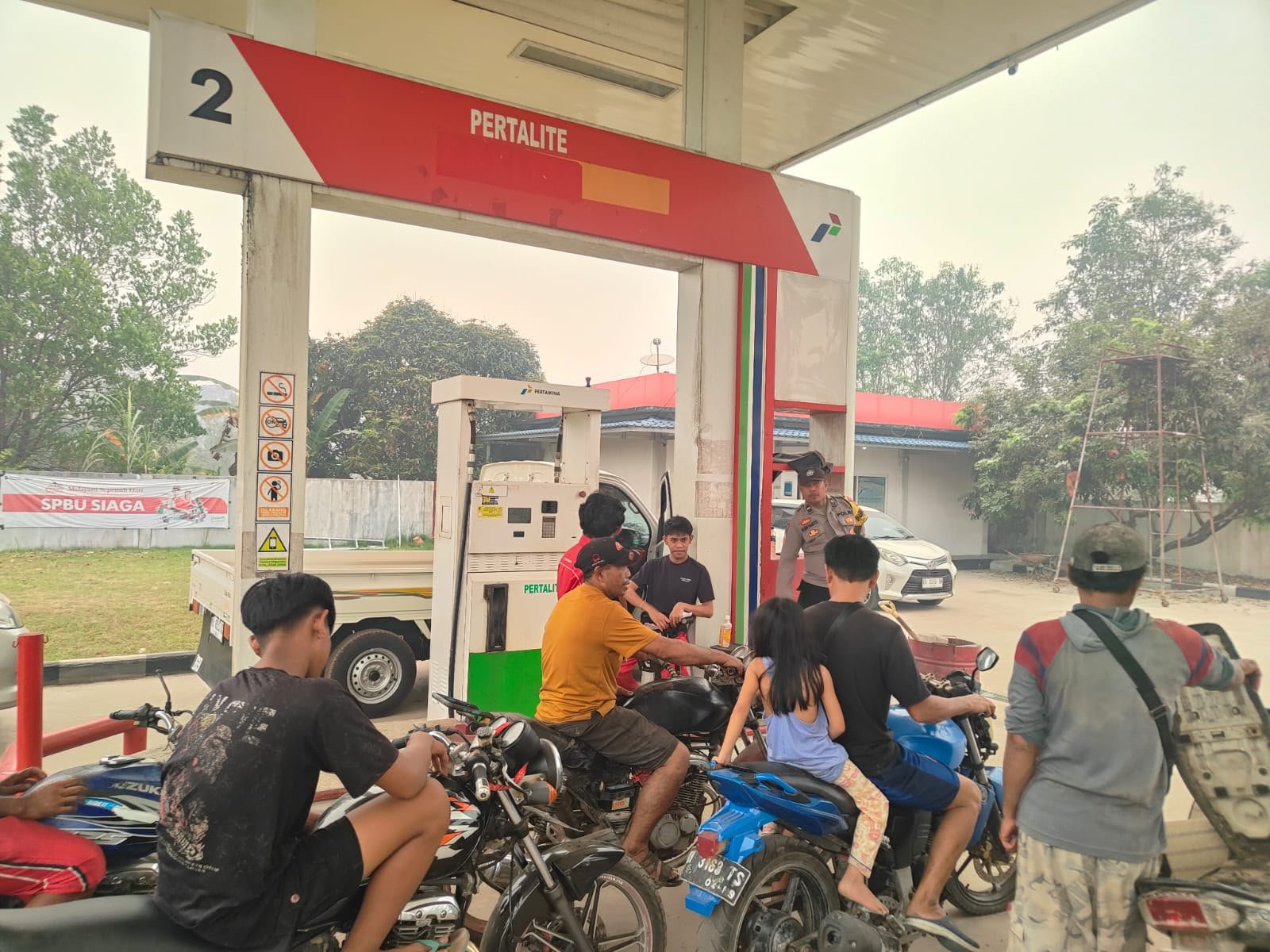 Pastikan Pengisian BBM Lancar, Polsek Rakumpit Pantau APMS Petuk Barunai