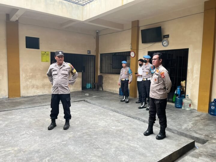 Selesai Apel Dilaksanakan, Pamapta III SPKT Polresta Palangka Raya Cek Kondisi Tahanan