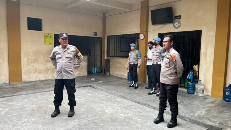 Selesai Apel Dilaksanakan, Pamapta III SPKT Polresta Palangka Raya Cek Kondisi Tahanan