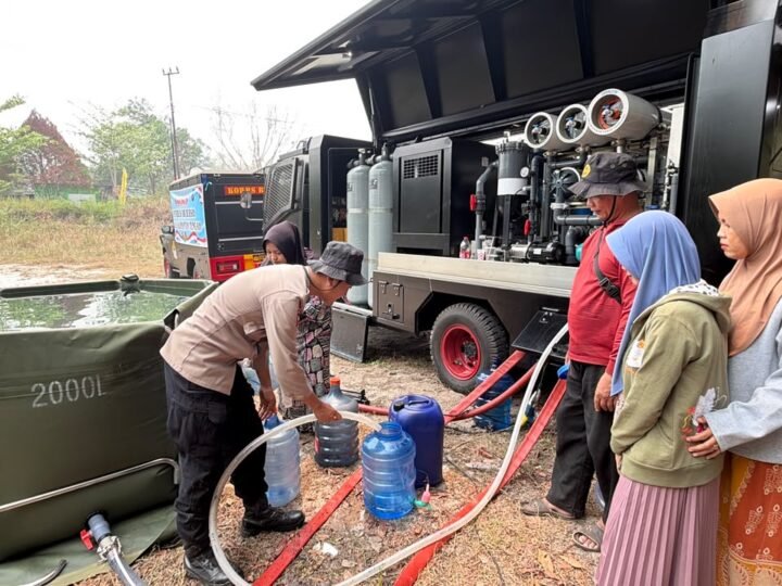 Bakti Brimob untuk Masyarakat, Satbrimob Polda Kalteng Salurkan Air Bersih bagi Warga Sidomulyo