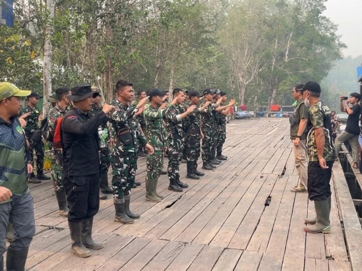 Hadapi Medan Ekstrem, Personel Satbrimob Polda Kalteng Terus Padamkan Karhutla di Taman Nasional Tanjung Puting