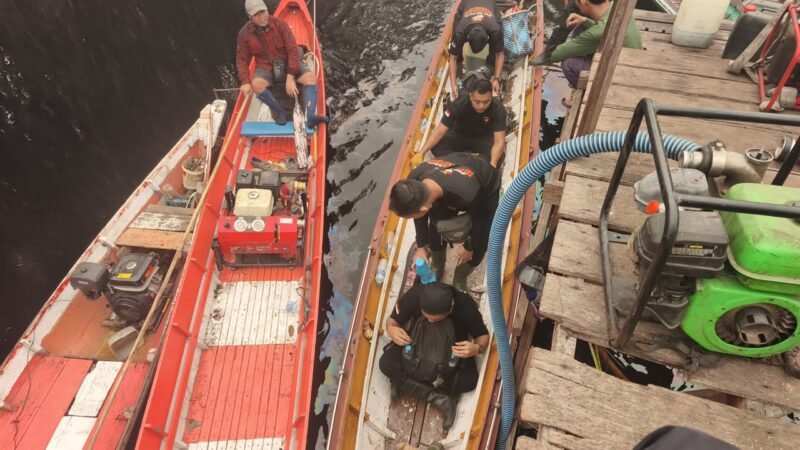 Tempuh Jalur Air, Brimob Kalteng Berjibaku Padamkan Karhutla