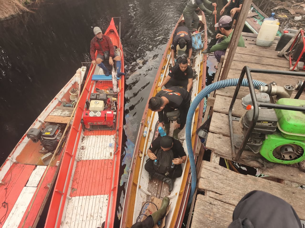 Tempuh Jalur Air, Brimob Kalteng Berjibaku Padamkan Karhutla
