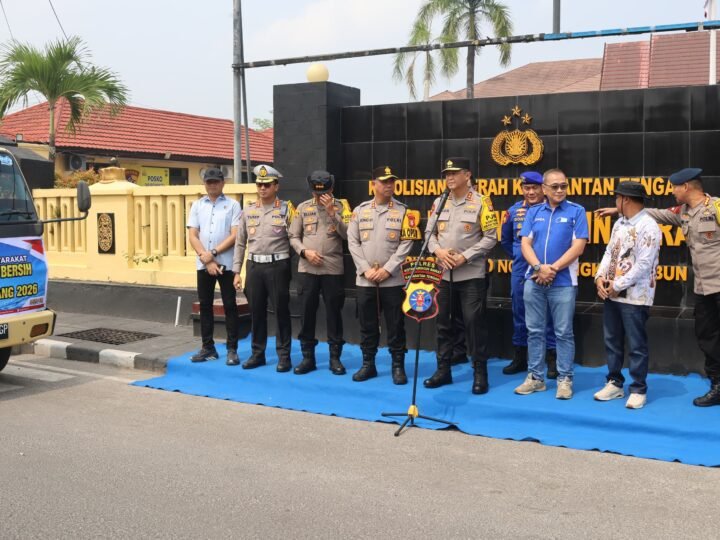 Peduli Warga Terdampak Karhutla dan Kekeringan, Kapolda Kalteng Salurkan Air Bersih untuk Warga Pangkalan Bun