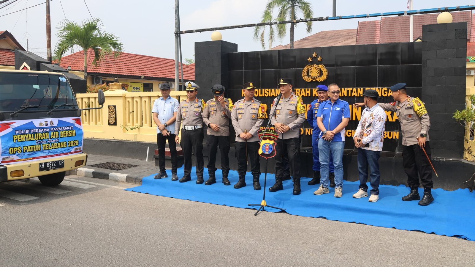 Peduli Warga Terdampak Karhutla dan Kekeringan, Kapolda Kalteng Salurkan Air Bersih untuk Warga Pangkalan Bun
