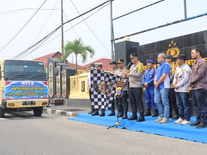 Peduli Warga Terdampak Karhutla dan Kekeringan, Kapolda Kalteng Salurkan Air Bersih untuk Warga Pangkalan Bun