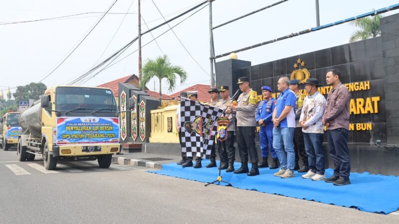 Peduli Warga Terdampak Karhutla dan Kekeringan, Kapolda Kalteng Salurkan Air Bersih untuk Warga Pangkalan Bun