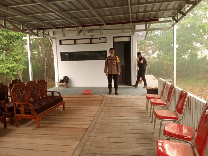 Pastikan Kegiatan Berjalan Lancar, Bhabinkamtibmas Pahandut Amankan Penataan Fasilitas Pos GDAN