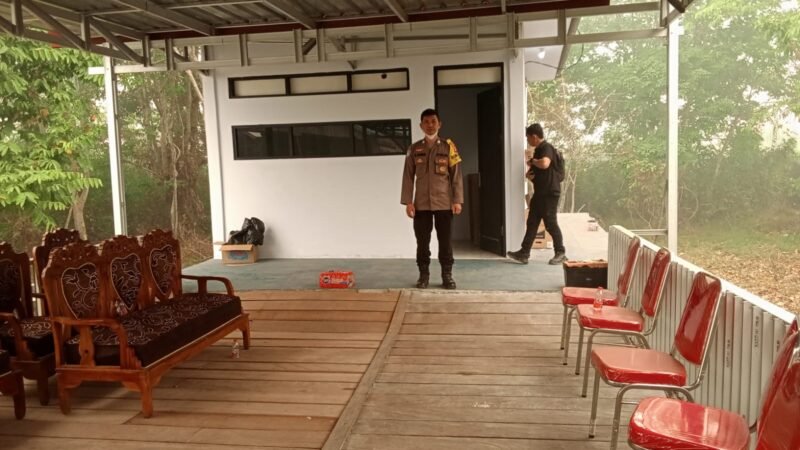 Pastikan Kegiatan Berjalan Lancar, Bhabinkamtibmas Pahandut Amankan Penataan Fasilitas Pos GDAN
